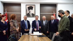 Çalışanlardan Başkan İduğ'a üçüncü yıl kutlaması