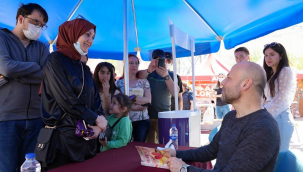 Kahraman Tazeoğlu Yunusemreli okurlarıyla buluştu