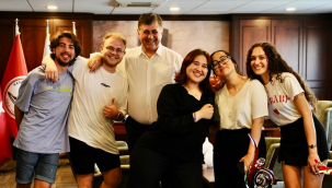 Başkan Tugay gençlerle omuz omuza