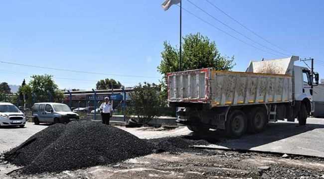 Bornova'da asfaltlama çalışmaları hafta sonu da durmuyor 