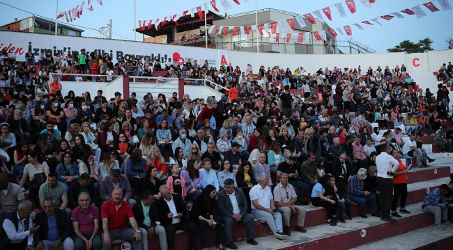 "Durumu olmayan Abidin" ayakta alkışlandı