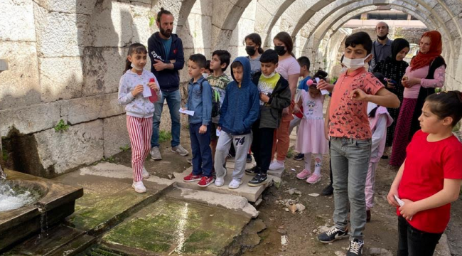 Konaklı çocuklar tarihi öğreniyor gezegenleri keşfediyor