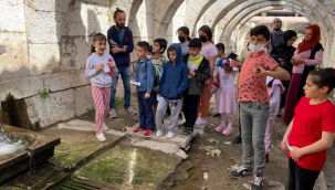 Konaklı çocuklar tarihi öğreniyor gezegenleri keşfediyor