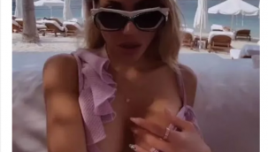 Sütyensiz giyip eliyle kapadı 