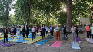 50 genç kadın yoga kampında buluştu