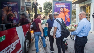 Başkan Soyer'den darp edilen kadın şoföre otobüsünde ziyaret 