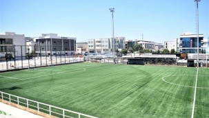 Bornova'da futbol sahaları yenileniyor
