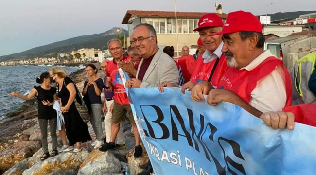 Güzelbahçeliler, zehir gemisini protesto etti