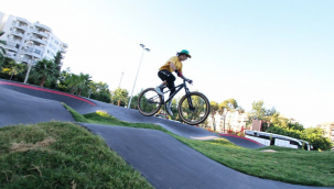 İzmir'in ilk ve tek pump track bisiklet parkuru Yalı Mahallesi'nde
