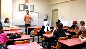 Üniversiteye hazırlanan gençlere anlamlı destek