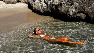 51 yaşındaki Saba Tümer'den bikinili poz! 