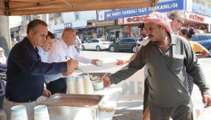 Başkan Tekin ilçe sakinlerine aşure dağıttı
