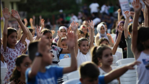 Bayraklı çocuklar gibi şen!