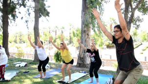 Bornova'da açık havada yoga 