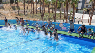 Bucalı çocuklar "mahalledeki havuzda" yüzme öğreniyor