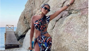 Eda Taşpınar'dan kayalıkların üzerinde bikinisiyle vücut şov! 