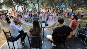 Narlıdere'de gece pazarına yoğun ilgi
