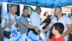  Söke Belediyesi ürettiği unu vatandaşlara dağıttı