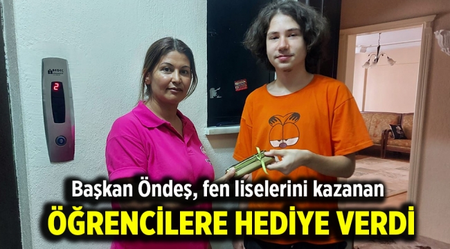 Başkan Öndeş, fen liselerini kazanan öğrencilere hediye verdi