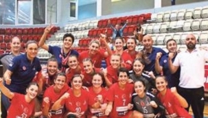 İzmir BŞB'nin kadın hentbolcuları zirvede