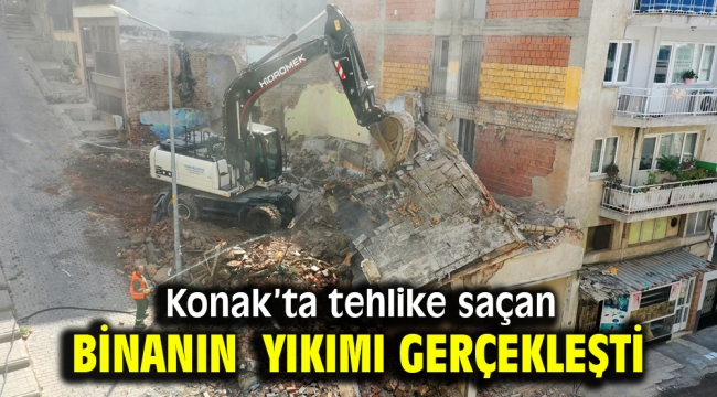 Konak'ta tehlike saçan binanın yıkımı gerçekleşti