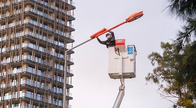 Adm ve Gdz Elektrik, kadına yönelik şiddete dikkat çekmek için sokakları turuncu aydınlattı