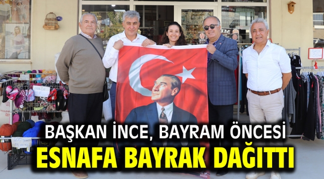 Başkan İnce, bayram öncesi esnafa bayrak dağıttı