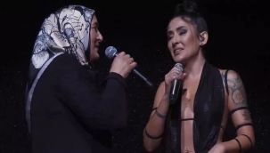 Melek Mosso sahnede annesiyle türkü söyledi!