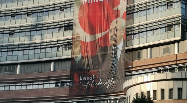 CHP Genel Merkezi'ne, 'Yeter Söz Milletin! afişi asıldı