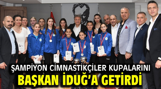 Şampiyon cimnastikçiler kupalarını Başkan İduğ'a getirdi