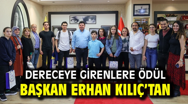 Dereceye girenlere ödül Başkan Erhan Kılıç'tan