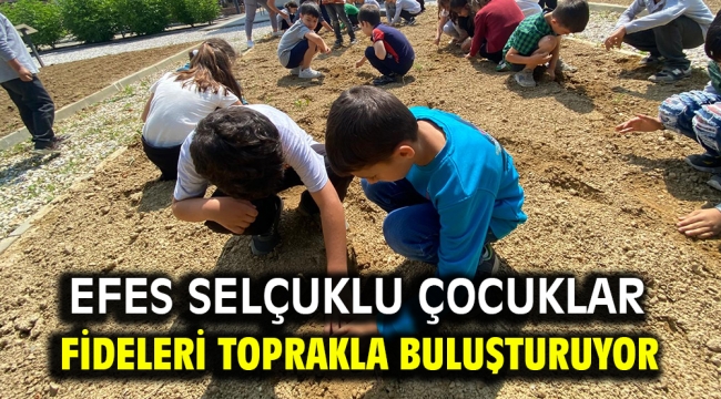 EFES SELÇUKLU ÇOCUKLAR FİDELERİ TOPRAKLA BULUŞTURUYOR