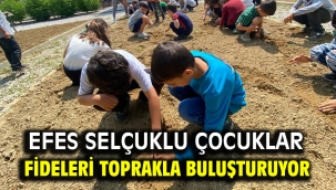 EFES SELÇUKLU ÇOCUKLAR FİDELERİ TOPRAKLA BULUŞTURUYOR