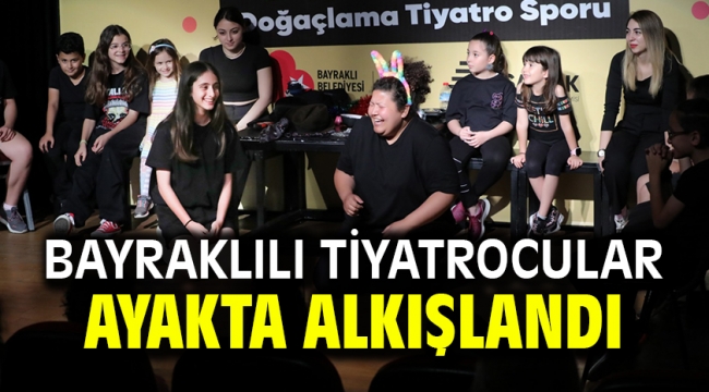 Bayraklılı tiyatrocular ayakta alkışlandı