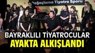 Bayraklılı tiyatrocular ayakta alkışlandı