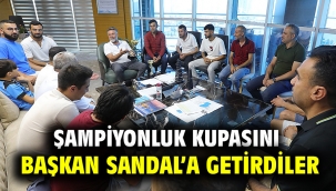 Şampiyonluk kupasını Başkan Sandal'a getirdiler