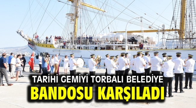 Tarihi gemiyi Torbalı Belediye bandosu karşıladı