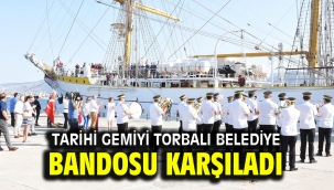 Tarihi gemiyi Torbalı Belediye bandosu karşıladı