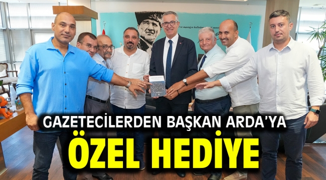 Gazetecilerden Başkan Arda'ya özel hediye