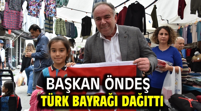 Başkan Öndeş Türk Bayrağı dağıttı