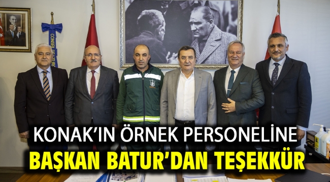 Konak'ın örnek personeline Başkan Batur'dan teşekkür