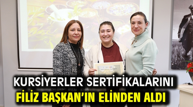 Kursiyerler Sertifikalarını Filiz Başkan'ın Elinden Aldı