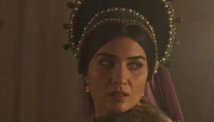 Tuba Büyüküstün davet tarzıyla geceye damga vurdu! Bir bakan bir daha baktı