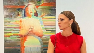 Burcu Özberk yaza veda etti, sergiye gitti