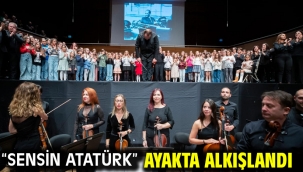 "Sensin Atatürk" ayakta alkışlandı
