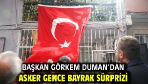 Başkan Görkem Duman'dan asker gence bayrak sürprizi