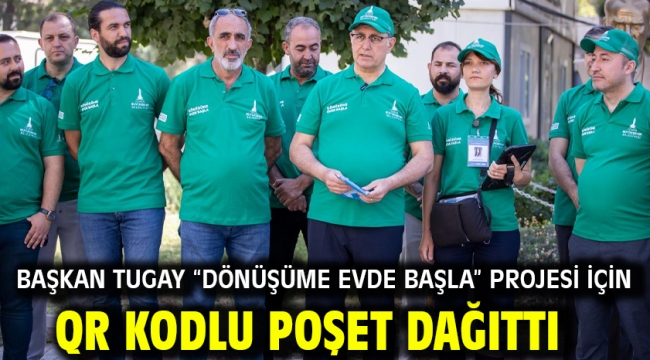 Başkan Tugay "Dönüşüme Evde Başla" projesi için QR kodlu poşet dağıttı