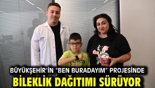 Büyükşehir'in "Ben Buradayım" Projesinde Bileklik Dağıtımı Sürüyor