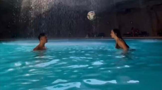 Arda Güler, sevgilisi Duru Nayman ile havuzda top oynadı