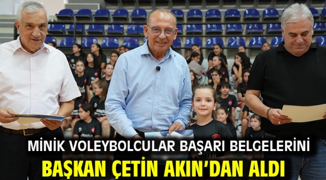 Minik Voleybolcular Başarı Belgelerini Başkan Çetin Akın'dan Aldı